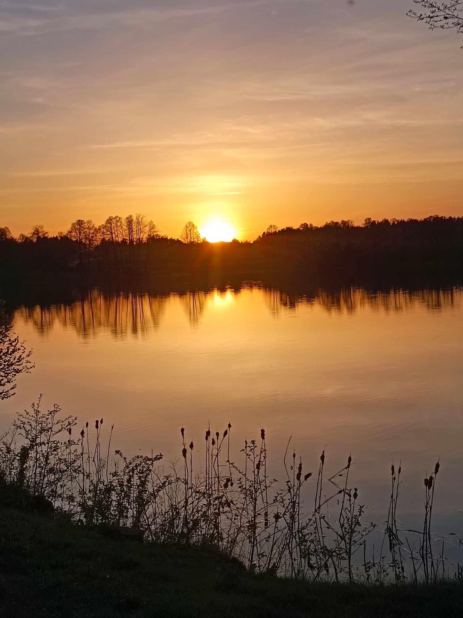 Saulėlydis atsispindintis ežere